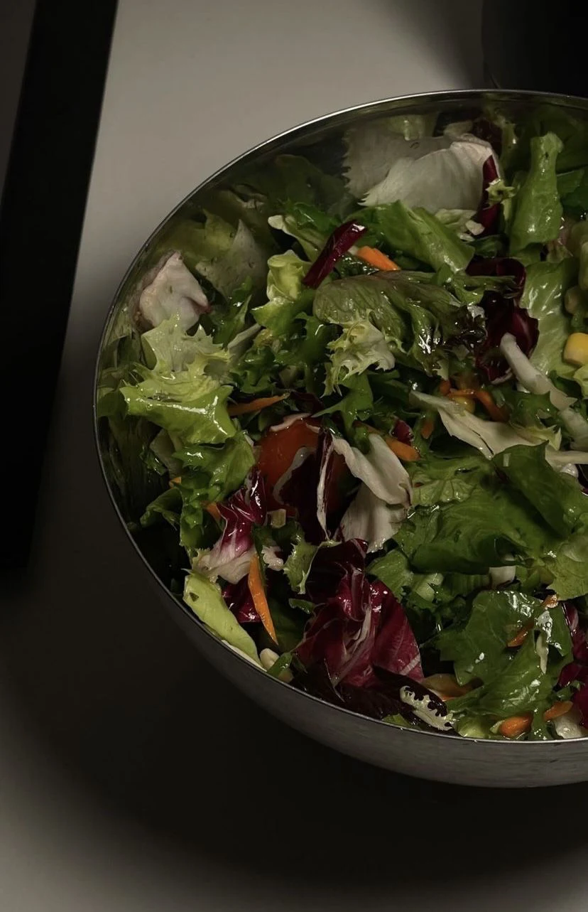 Ensalada de hojas y vegetales frescos