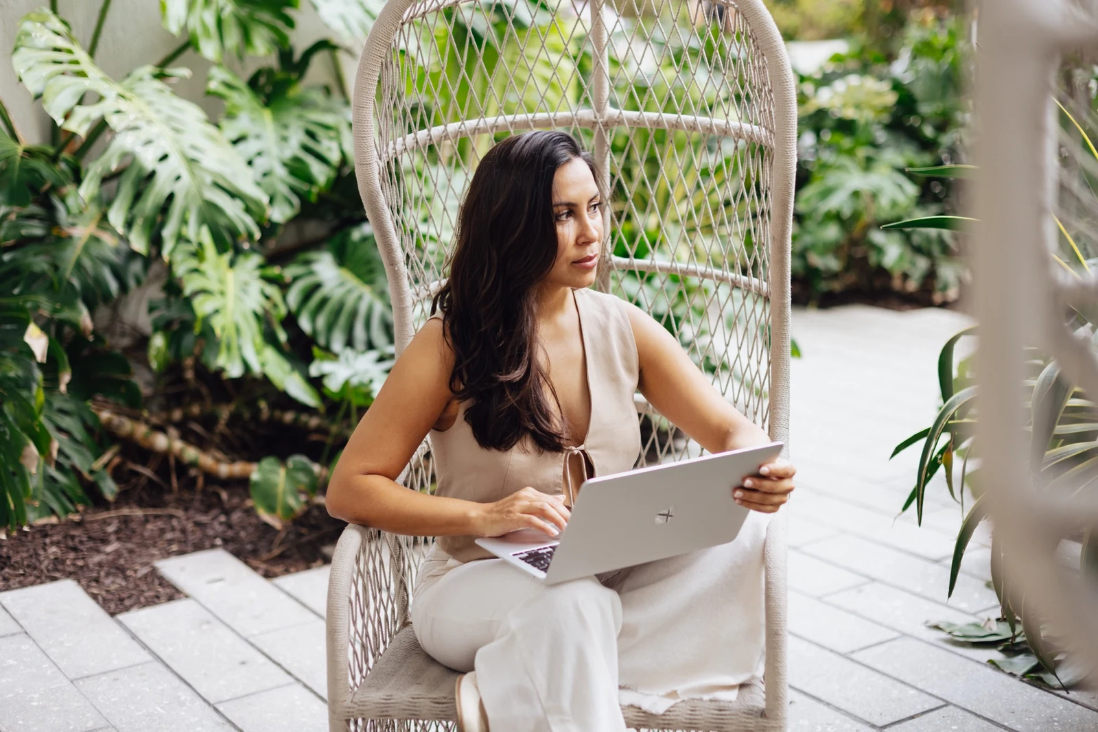 Iliana Tognola trabajando con su computadora en un jardín