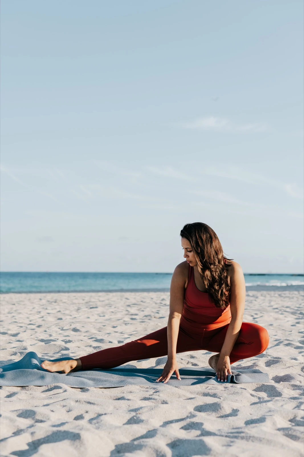 Iliana practicando yoga en la playa
