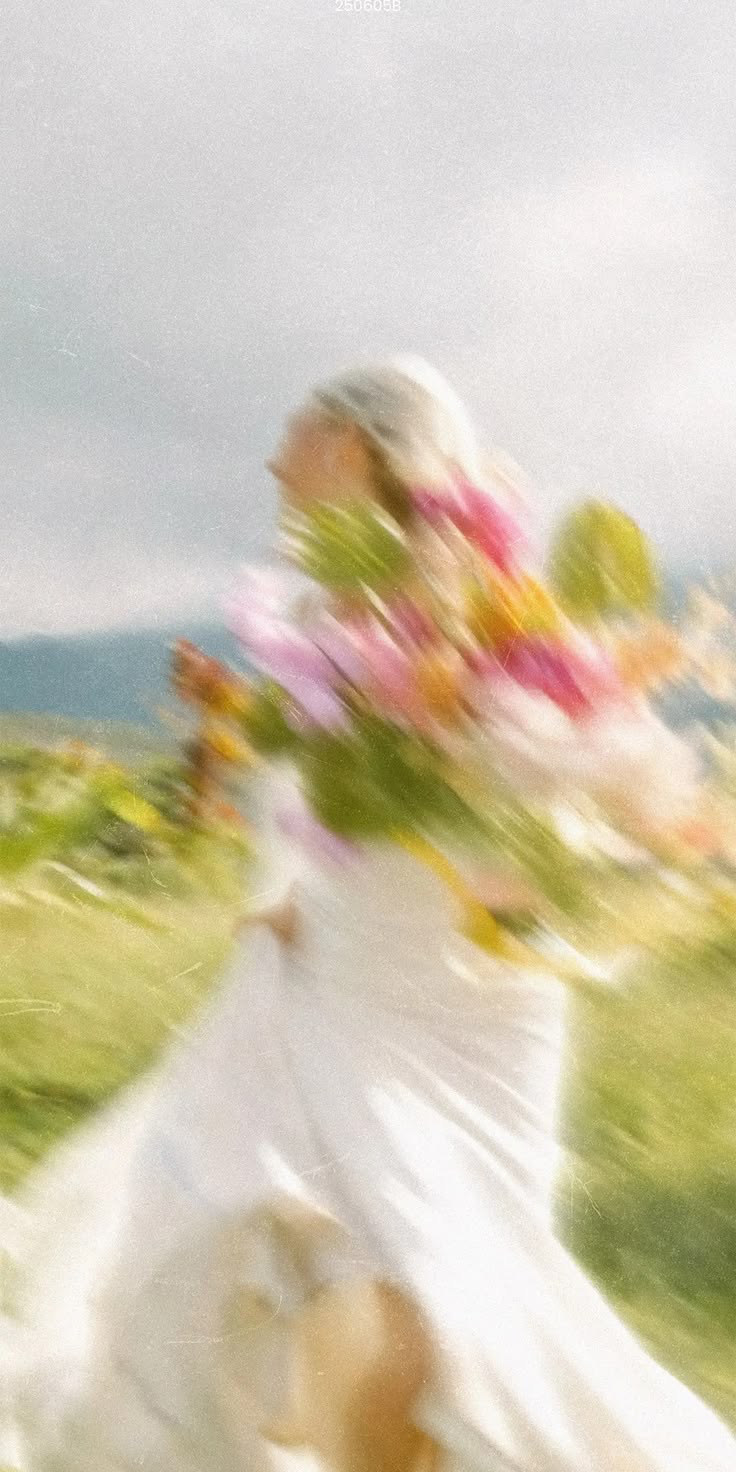 Mujer de blanco caminando con un ramo de flores, fotografiada con movimiento