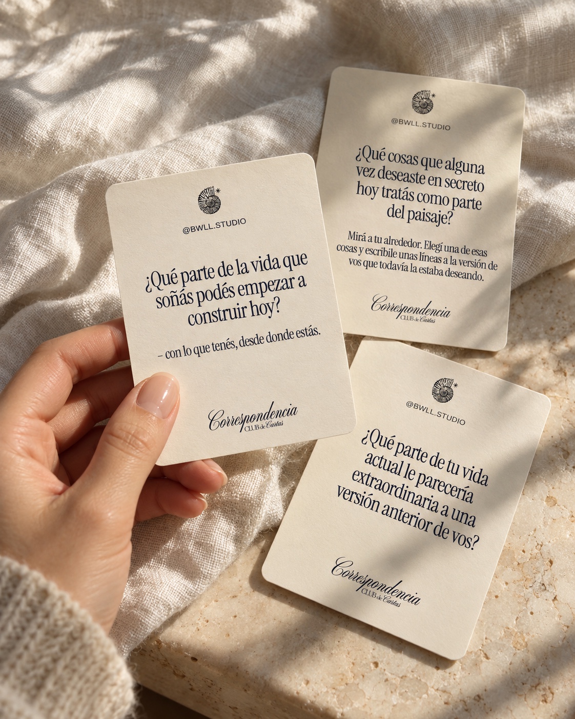 Tres tarjetas de journaling de Correspondencia B·WLL sobre lino marfil y piedra iluminadas por el sol