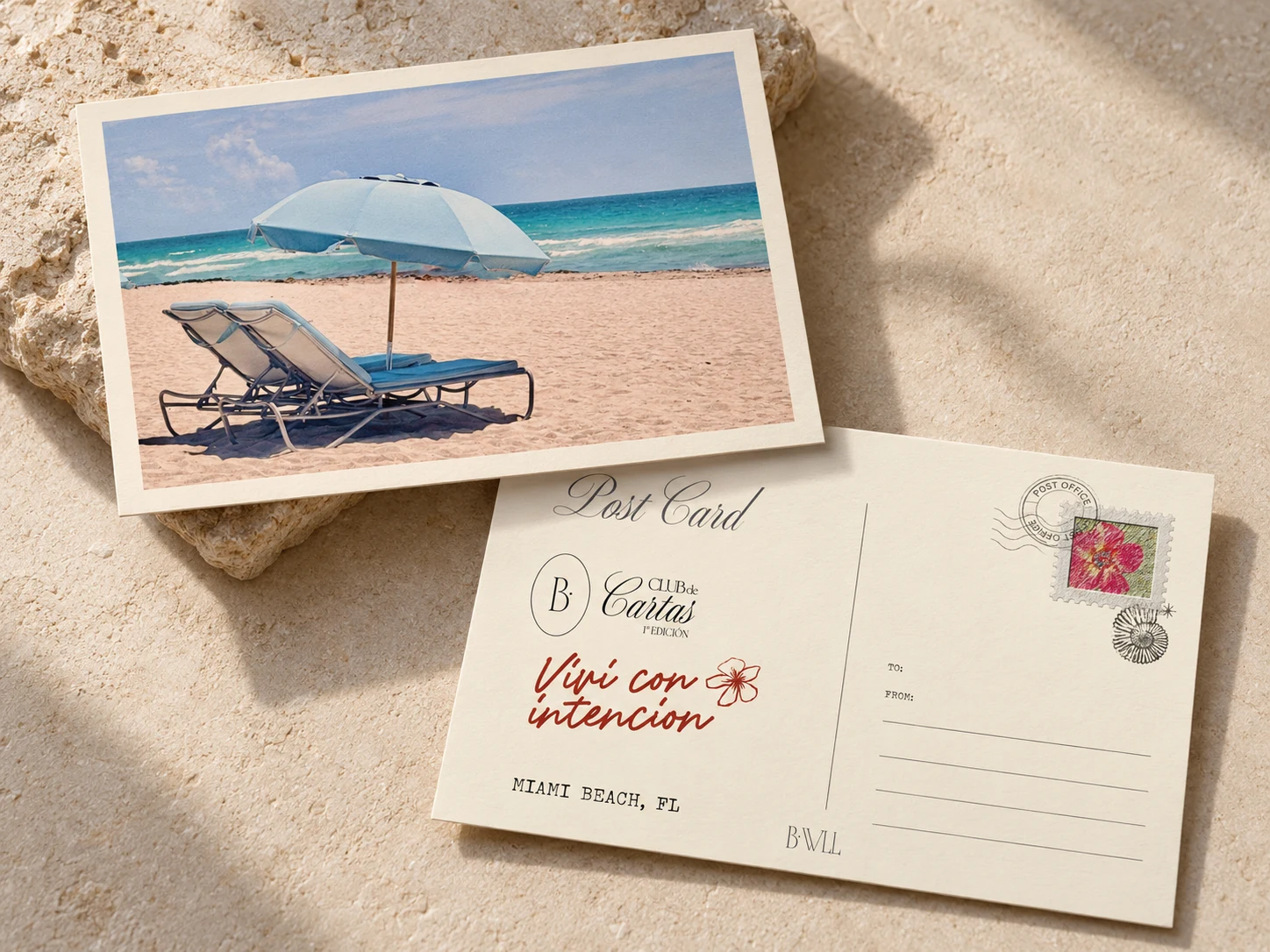 Frente y dorso de la postal de la primera edición: playa de Miami y diseño Club de Cartas B·WLL sobre piedra clara